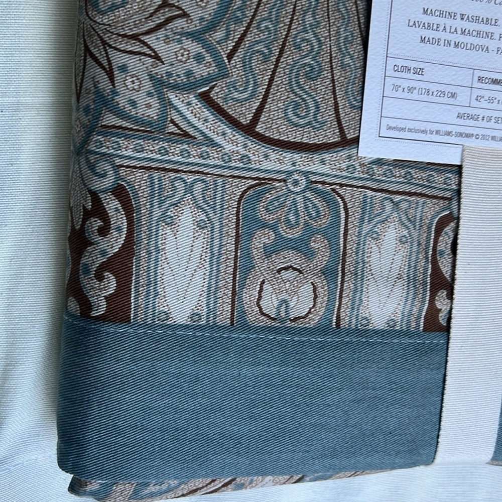 New Williams-Sonoma Blue Paisley Tablecloth 70X90 6-8 average settings - Picture 3 of 10
